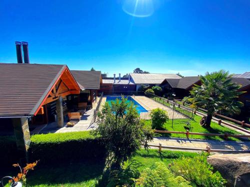 Luftaufnahme eines Hauses mit Swimmingpool in der Unterkunft Hotel Pitrufquen in Pitrufquén