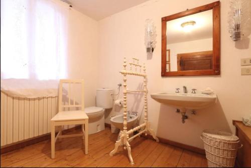 een badkamer met een wastafel, een toilet en een spiegel bij COLVAGO IL PIOL - ANCIENT VENETIAN VILLA in Santa Giustina