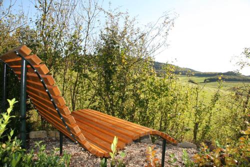 einer Holzbank, die mitten auf einem Feld sitzt in der Unterkunft Ferienwohnungen Alte Schule in Elchweiler