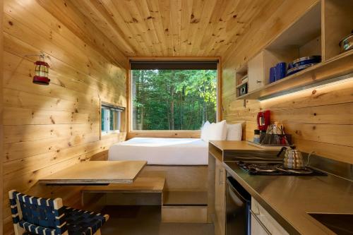 a bedroom in a log cabin with a bed at Postcard Cabins Blake Brook, Outdoor Collection by Marriott Bonvoy in Farm Street Station
