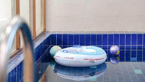 a bathroom with a toy boat on a blue tiled wall at Gapyeong Ddel Poolvilla in Gapyeong