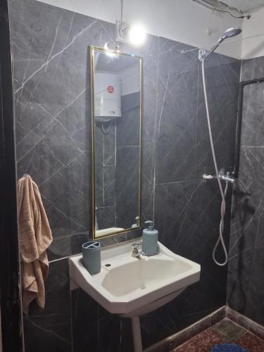 a bathroom with a sink and a mirror at Apto centrico in Dolores