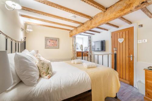 a bedroom with a large white bed with white pillows at 3 Bed in Windermere oc-lr164 in Windermere