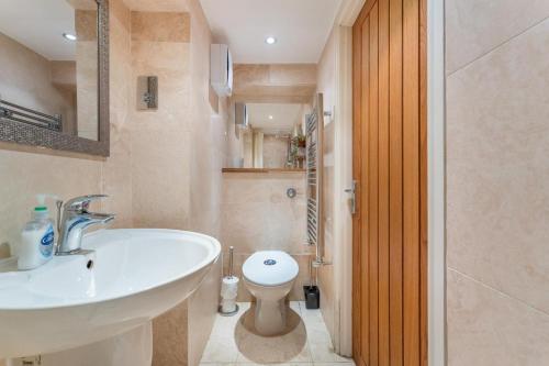 a bathroom with a sink and a toilet at 3 Bed in Windermere oc-lr164 in Windermere