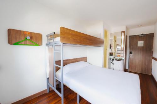 a bedroom with a bunk bed and a ladder at Hotel Hi! Santa Catarina in Monterrey