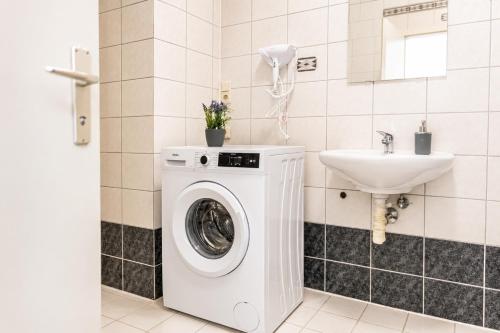 Comfortable 2BR Apartment Near Burggasse