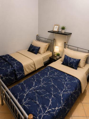 two beds sitting next to each other in a room at اويسس Oasis in Jeddah