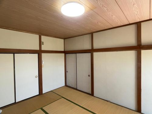 a room with white doors and a ceiling at 海岸道路沿い 磯の宿 in Minamiboso