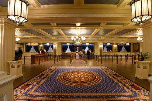 
a large room filled with lots of tables and chairs at Disney's Newport Bay Club® in Chessy
