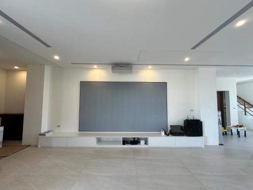 a large projection screen on a wall in a room at wangderfu享富Villa in Dongshan