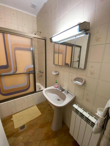 a bathroom with a sink and a mirror at Espacio Patagonico in Comodoro Rivadavia