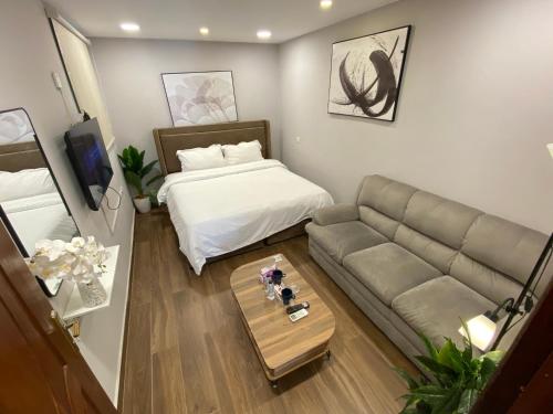 a living room with a bed and a couch at راكة سويت الخبر للشقق الفندقية المخدومة in Al Khobar