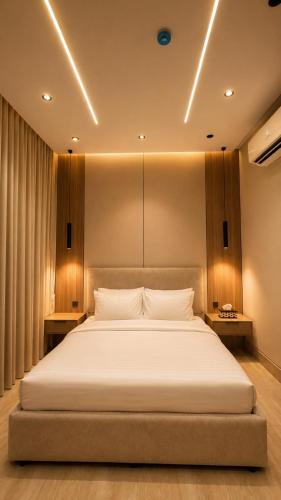 a bedroom with a large bed with white sheets at Advantage Residence in Medina