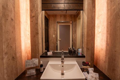 a bathroom with a sink and a mirror at MONI hotel in Atsugi