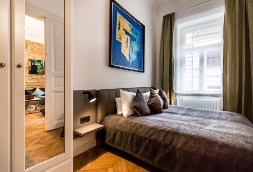 Un dormitorio con una cama y una ventana en Urbana Hipster Downtown Budapest, en Budapest