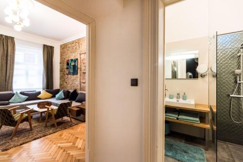 una sala de estar con un sofá y una mesa en Urbana Hipster Downtown Budapest, en Budapest