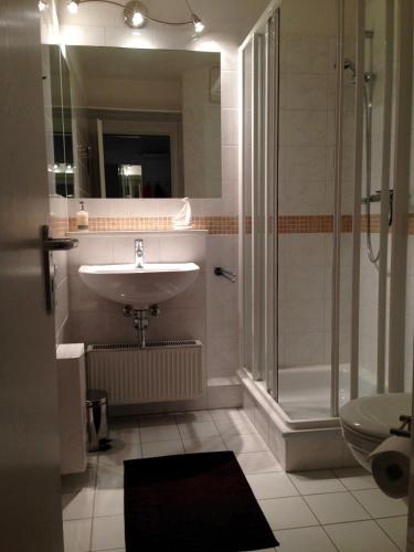 a bathroom with a sink and a shower at de Rob Plat in Dorum-Neufeld