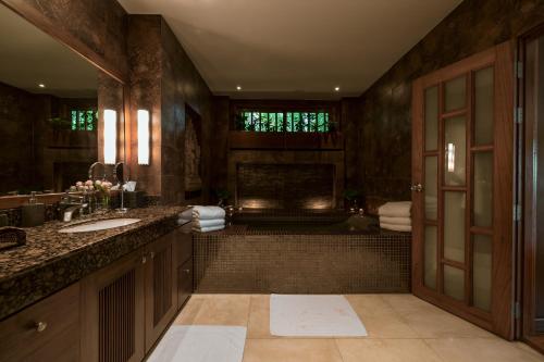 a large bathroom with a sink and a fireplace at Pa Sak Tong in Chiang Rai