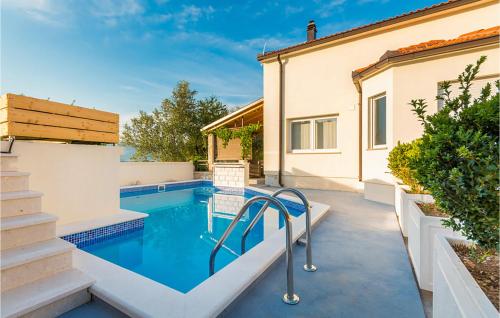 Stunning Home In Mastrinka