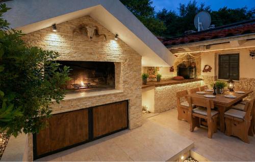 Stunning Home In Mastrinka