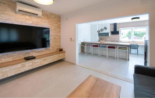 Stunning Home In Mastrinka