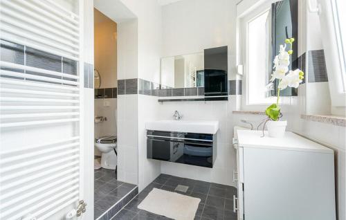 Stunning Home In Mastrinka