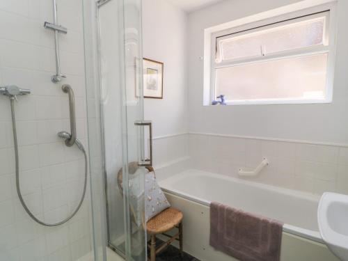 ein Badezimmer mit Dusche, Badewanne und Waschbecken in der Unterkunft Lamora in Cheddar