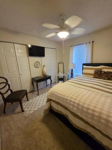 a bedroom with a bed and a ceiling fan at Atlanta 3 Bedroom Home - by PriMary EVolution Properties in Atlanta