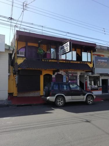 a black car parked in front of a building at Hospedaje del norte in Quesada