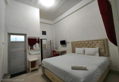 a bedroom with a large bed in a room at Hotel O Wisma Fortuner in Makassar
