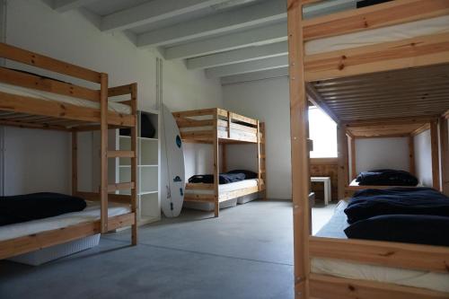 Habitación con 3 literas en una casa en The Camp Doniños, en Vila Da Area