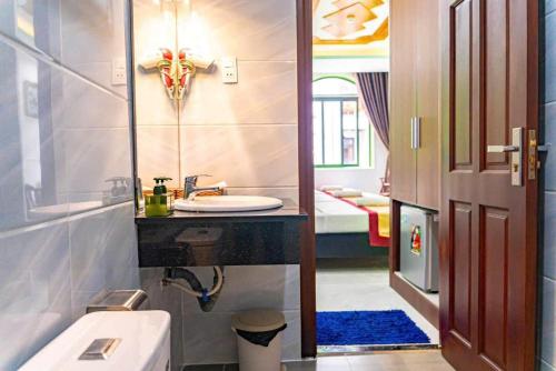 a bathroom with a sink and a toilet and a mirror at Khách sạn Tuyết Minh in Xã Thang Tam