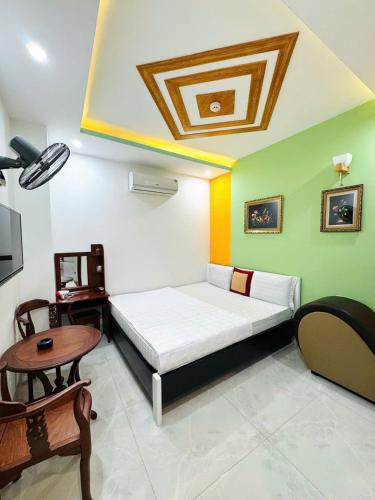 a room with a bed and a table in it at Khách sạn Tuyết Minh in Xã Thang Tam