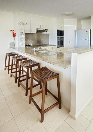 Η κουζίνα ή μικρή κουζίνα στο On The River Apartments
