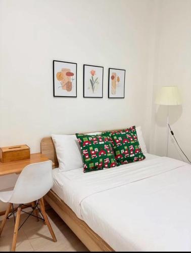 a bedroom with a bed and a desk with a chair at Banrao Pool Villa Khaoyai บ้านเราพูลวิลล่าเขาใหญ่ in Ban Tha Maprang
