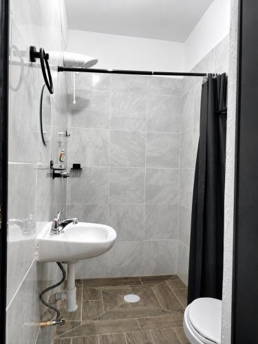 a bathroom with a sink and a toilet at Departamentos Aurora in Tuxtla Gutiérrez