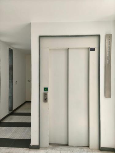 Ático con terraza, garaje bajo petición y según disponibilidad, ascensor y vistas Catedral