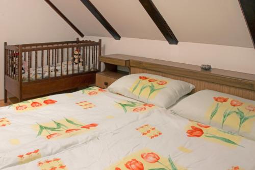 מיטה או מיטות בחדר ב-Vila Snjeguljica