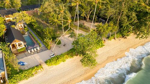 an overhead view of a beach with a house and the ocean at Siritarar Residence by Elite Havens in Nathon Bay
