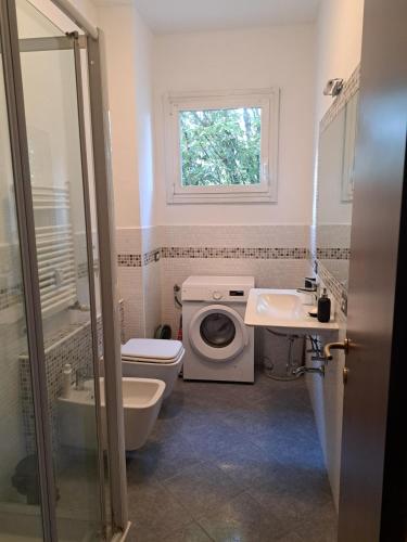 ein Badezimmer mit Toilette, Waschbecken und Fenster in der Unterkunft Agrippa 24 in Mailand
