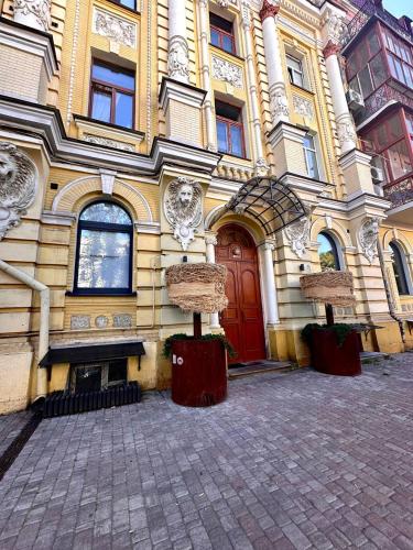 a building with a red door and two baskets at MYFREEDOM Premium Apartments near Khreshchatyk in Kyiv