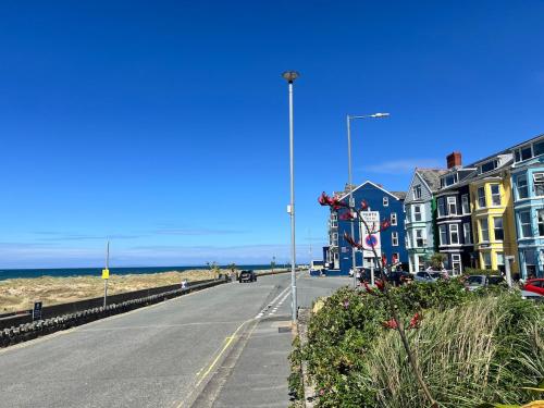 a street with houses on the side of a beach at Crystal House in Barmouth