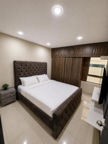 a bedroom with a large bed and a television at Gran Propiedad en Guayaquil in Guayaquil