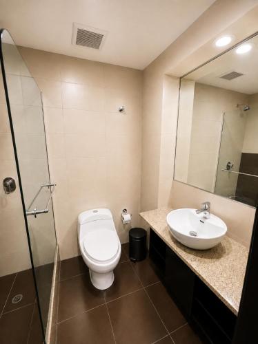 a bathroom with a toilet and a sink at Gran Propiedad en Guayaquil in Guayaquil
