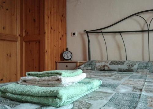 a bedroom with a bed with green pillows on it at Casa Emma in Cremolino