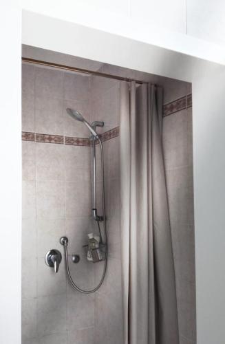 a shower in a bathroom with a shower curtain at Casa Emma in Cremolino