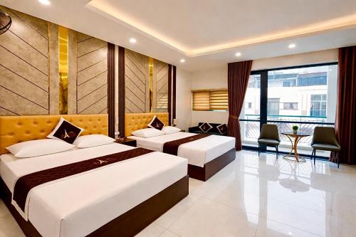 a hotel room with two beds and a room with at PARIS DELI HOTEL - Vạn Phúc in Hà Ðông