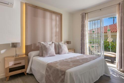 a bedroom with a bed and a large window at Ona Sueño Azul in Callao Salvaje