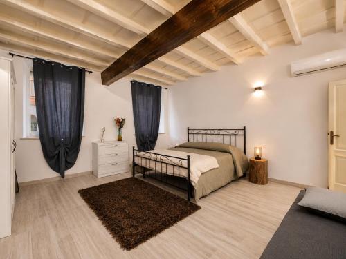 a bedroom with a bed with blue drapes at Il Rifugio di Trip Centro Storico & Lago in Mantova