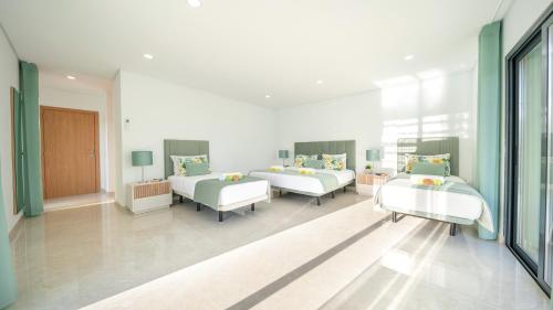 Villa Lion Beach - Moderna com Piscina Aquecível e BBQ